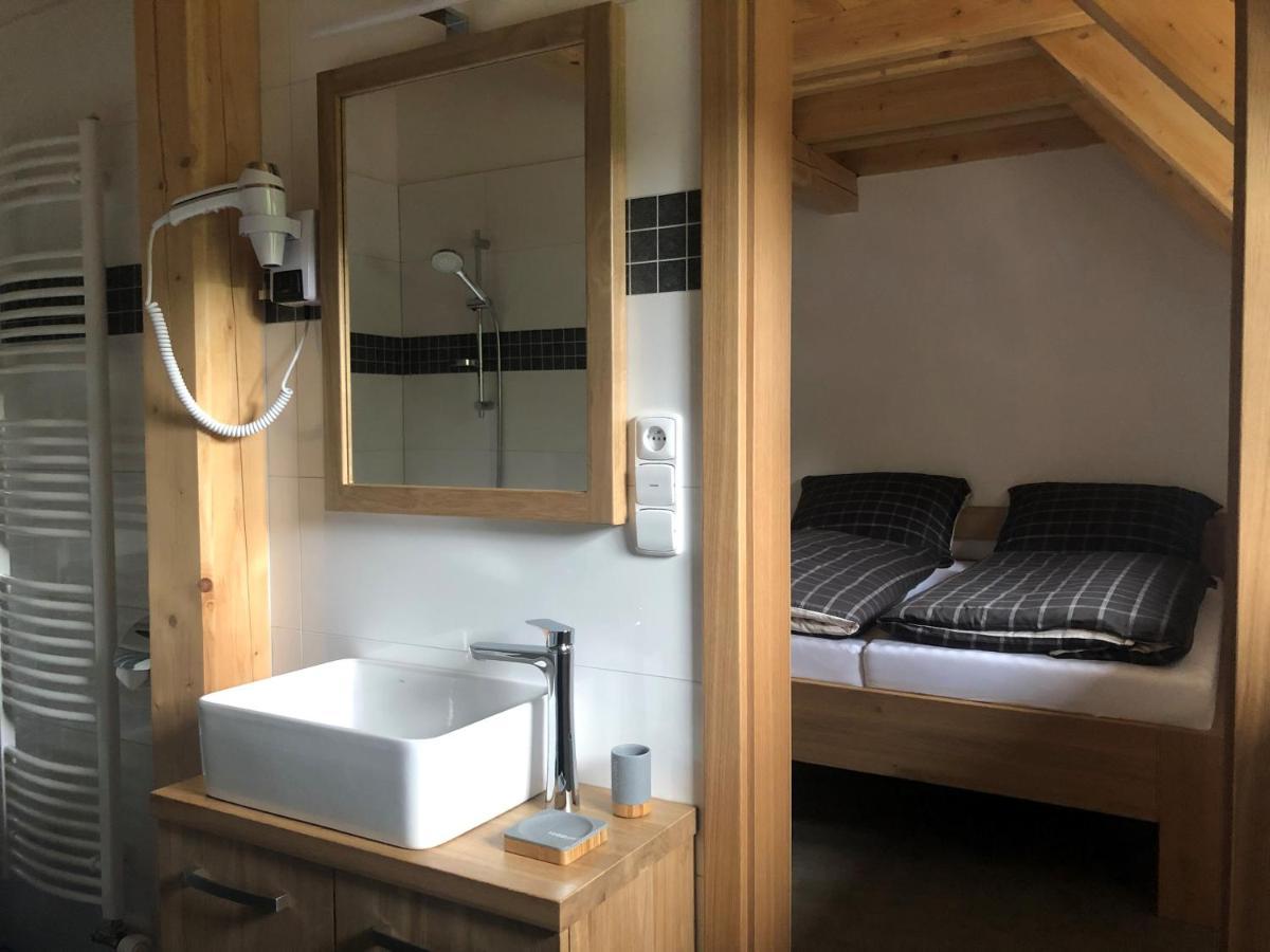 Kamenacka Myslivna Hotel Moravany  ภายนอก รูปภาพ