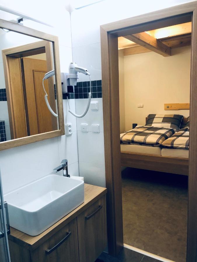 Kamenacka Myslivna Hotel Moravany  ภายนอก รูปภาพ